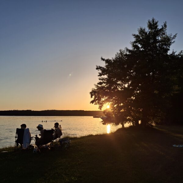 careleaver-festival-2026-sonnenuntergang-ufer-silhouetten