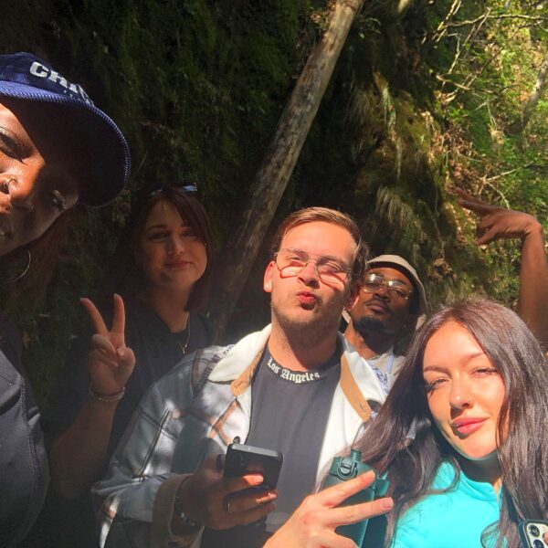 Selfie von fünf Teilnehmenden mit Peace-Zeichen und lustigen Grimassen in der Schlucht.